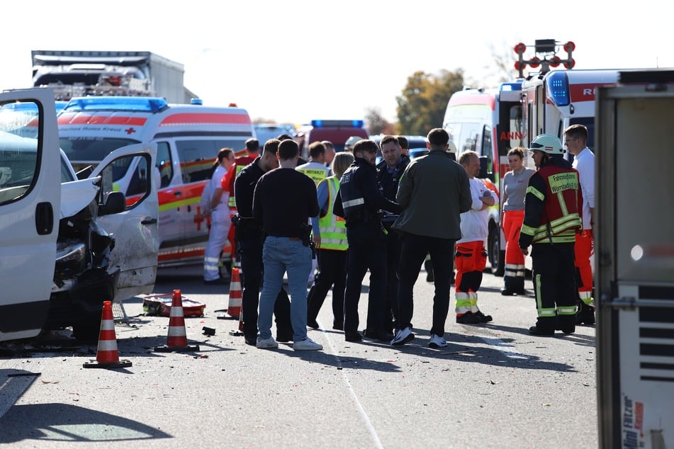 Ein Großaufgebot von Polizei- und Rettungskräften rückte am Unfallort an.