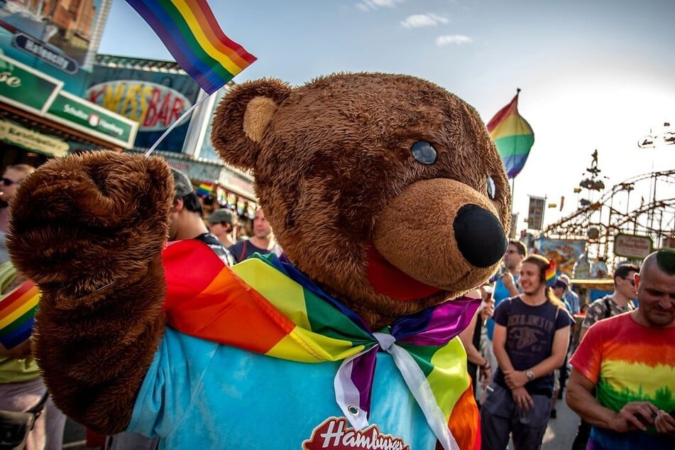 Zum neunten Mal zog die bunte Parade zum "Regenbogentag" über den Dom, um für mehr queere Sichtbarkeit zu sorgen.