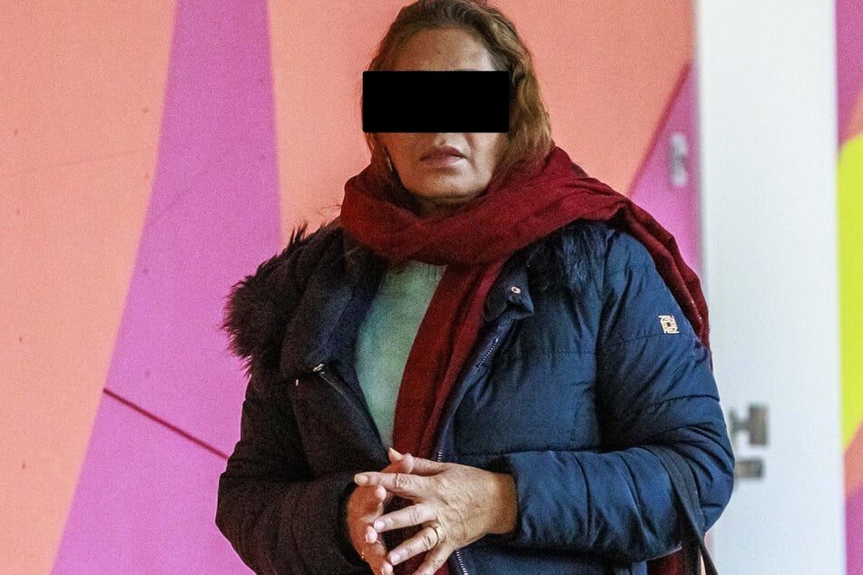 Braut-Mutter Zarmina (47) ließ ihre Wut über die geplatzte Verlobung ihrer einen Tochter an der Cousine des Bräutigams aus.