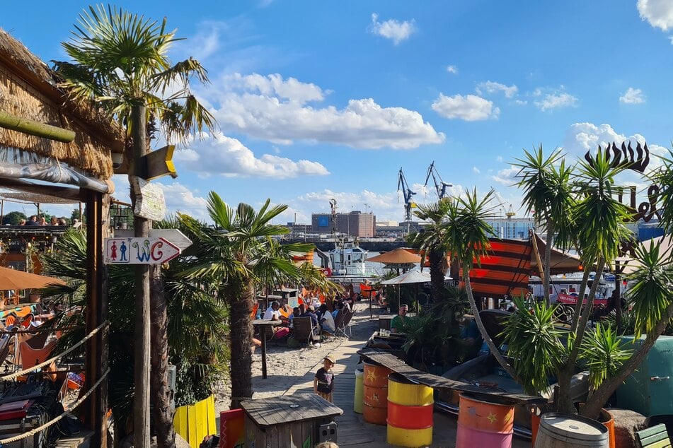 Für das typische Strandambiente werden im April die Fenster der strandnahen Hacienda entfernt, sodass Innen- und Außenbereich noch stärker miteinander verschmelzen.