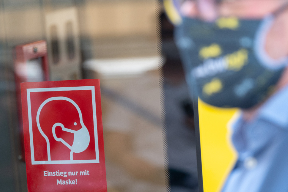 Wer im öffentlichen Nahverkehr keine Maske trägt, soll in Bremen ein Bußgeld zahlen. (Symbolbild)