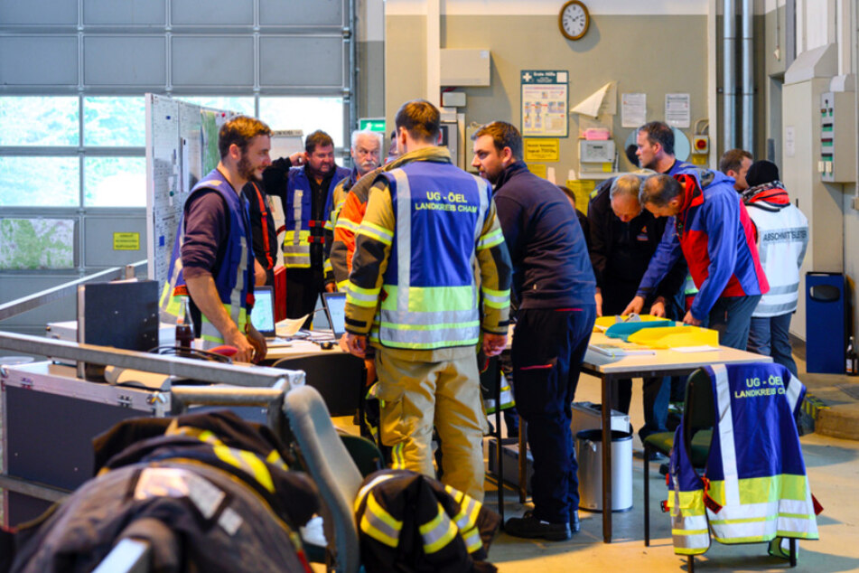 Das Einsatzteam in der Einsatzzentrale der Rettungsaktion im Grenzgebietes Fürth im Wald.