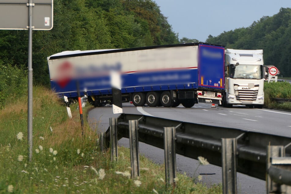 A14 Richtung Leipzig: Lastwagen dreht sich plötzlich mitten auf der Fahrbahn - Stau