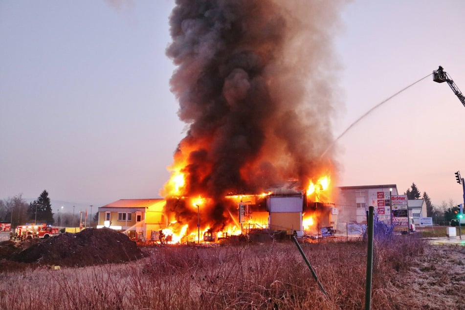 Hohe Flammen schlugen aus dem Haus.