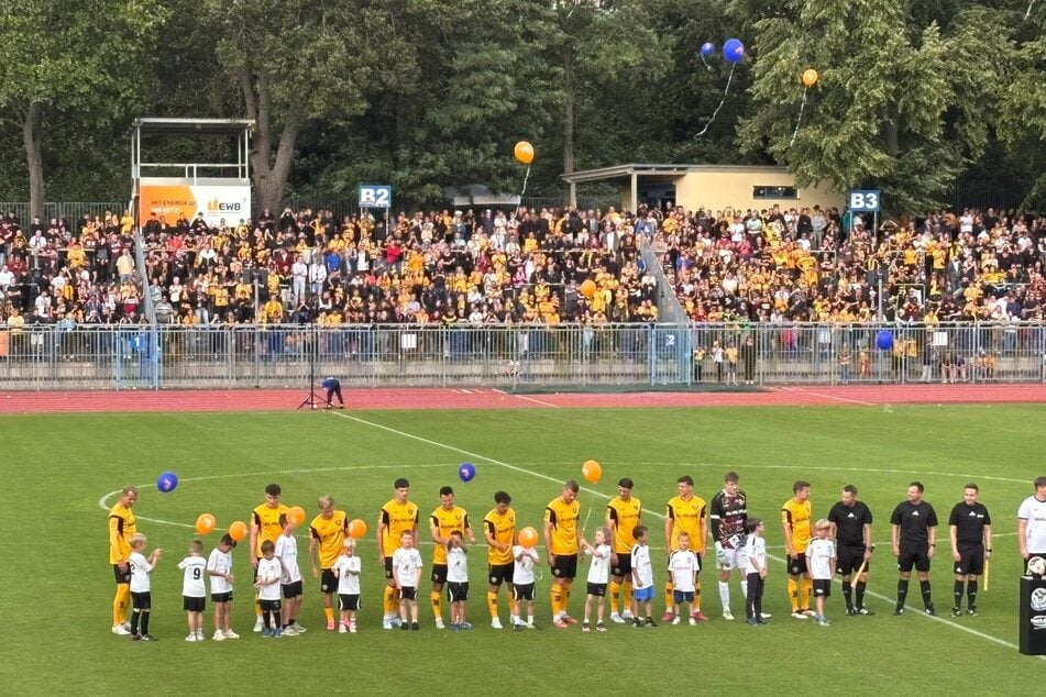 Einiges los auf den Rängen! Der erste Test der Dynamos ist gut besucht.