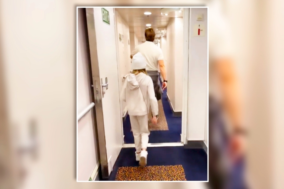 Jona (10) inspiziert mit Papa Norman Jeschke (42) das Schiff.