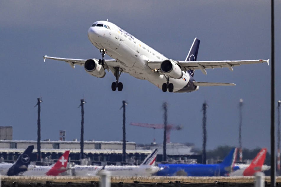 Durch die Enteisung der Maschinen kann es zu Verzögerungen bei den Abflügen am BER kommen. (Archivfoto)