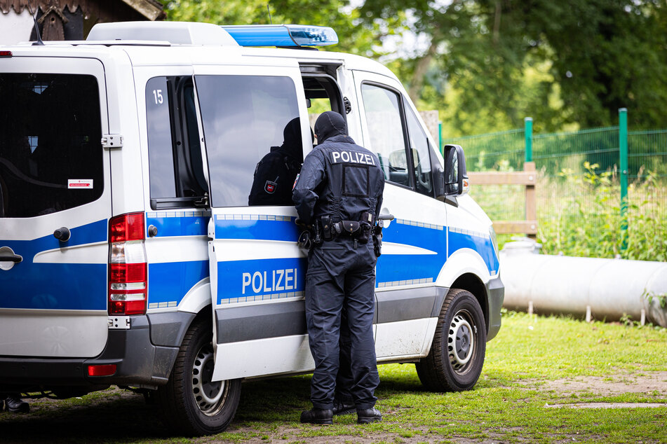 Die Polizei in Halle ermittelt gegen mehrere Tatverdächtige. (Symbolbild)