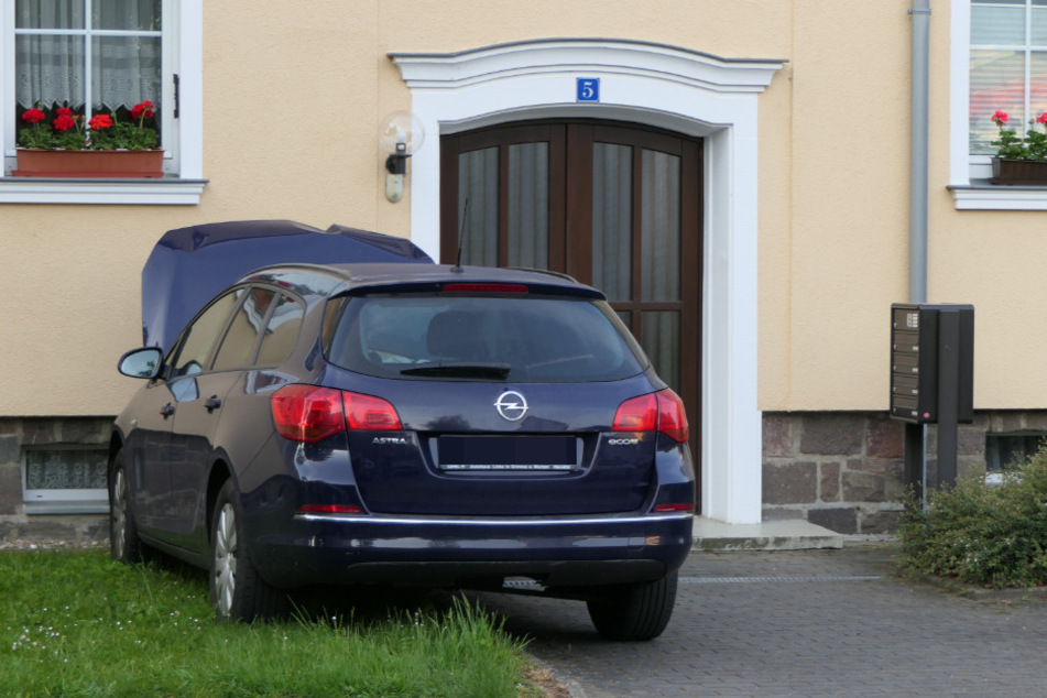 26-Jähriger kommt von der Straße ab und kracht gegen Hauswand