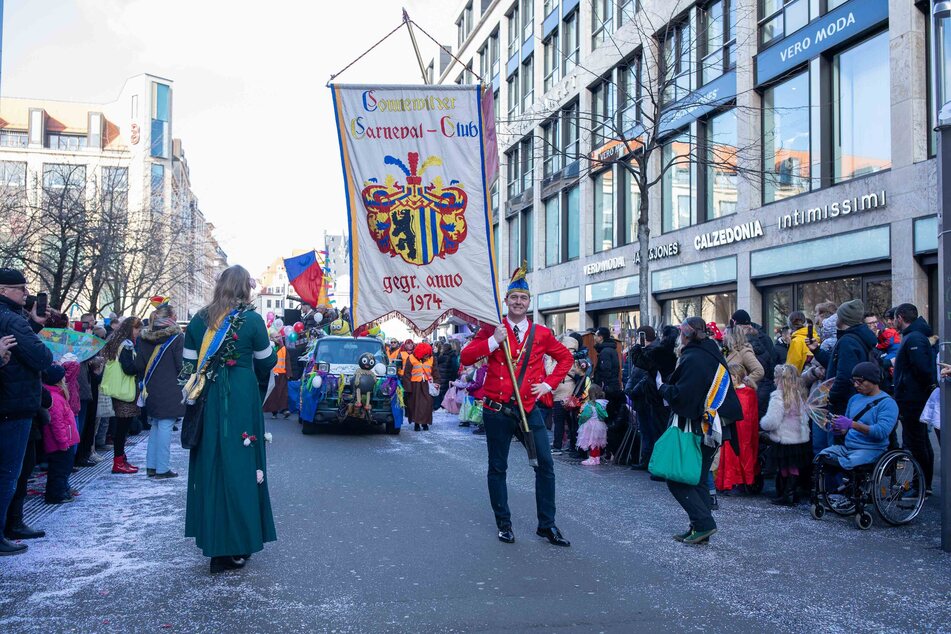 Im vergangenen Jahr beteiligten sich mehrere Hundert an dem Umzug, der immer von zahlreichen Schaulustigen beobachtet wird. (Archivbild)