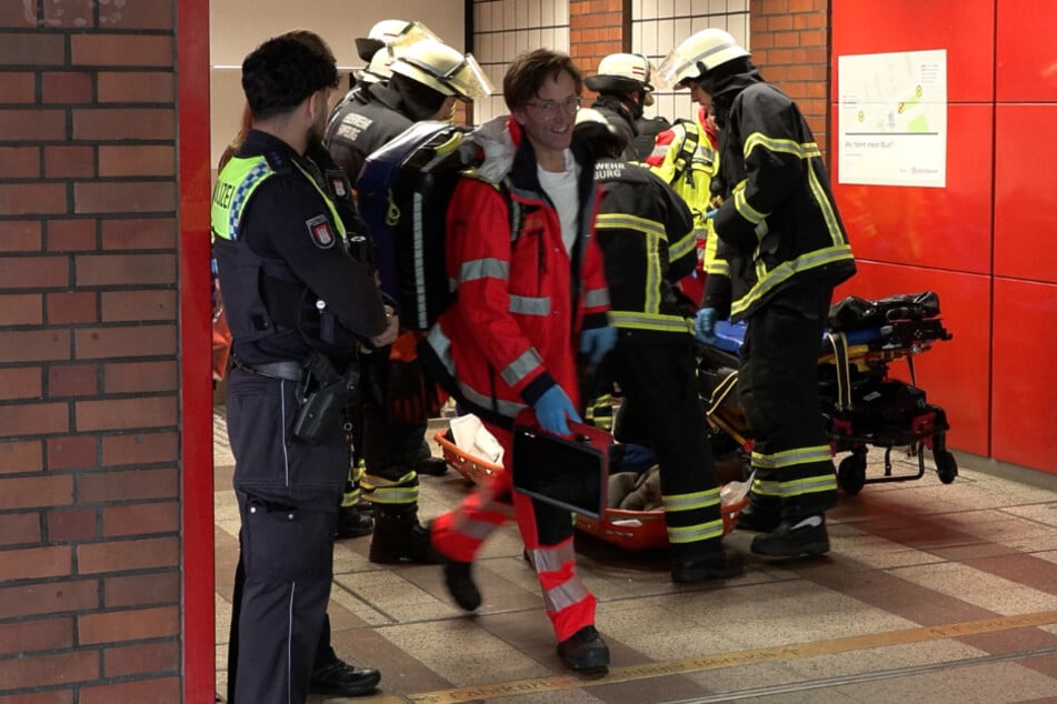 Der Mann erlitt bei seinem Sturz ins Gleisbett leichte Verletzungen und musste ins Krankenhaus.