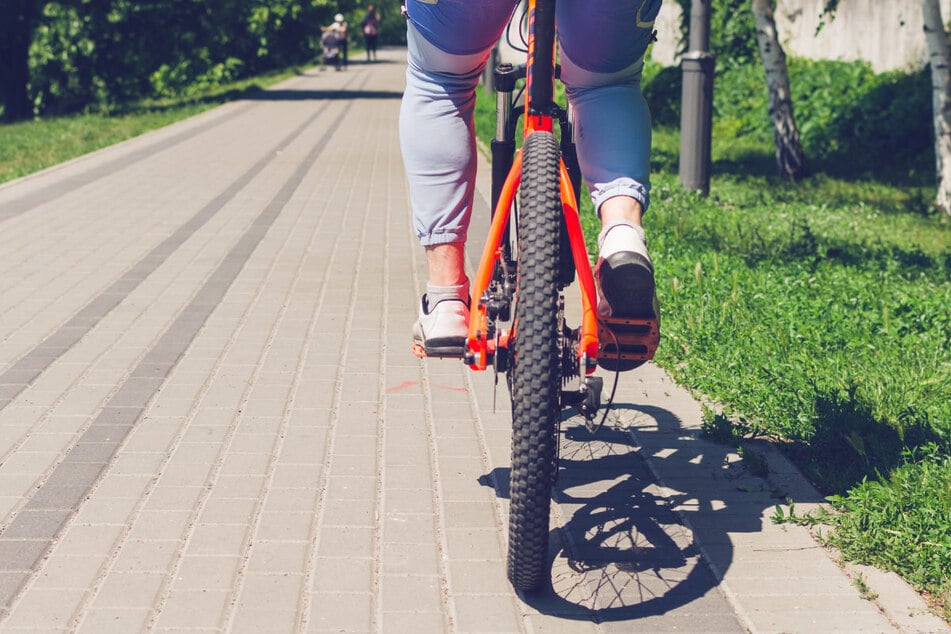 Der 1,40 Meter große Dieb stieg in der Chamer Straße in einem Geschäft auf ein Fahrrad und fuhr damit davon. (Symbolbild)