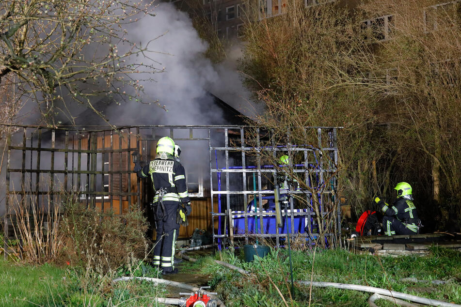 Chemnitz: Laube in Chemnitzer Kleingartenanlage in Flammen