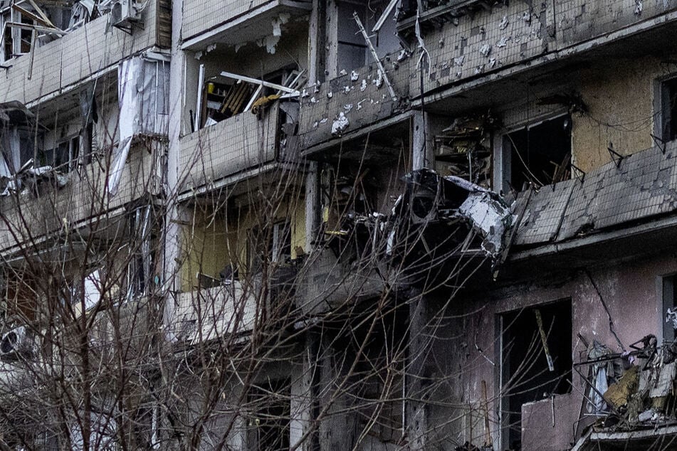 In der Ukraine wurde durch russische Angriffe ein Wohnhaus zerstört. Etwa 63 Prozent der Deutschen befürchten Auswirkungen der Kriegsereignisse auf ihre persönliches Umfeld.