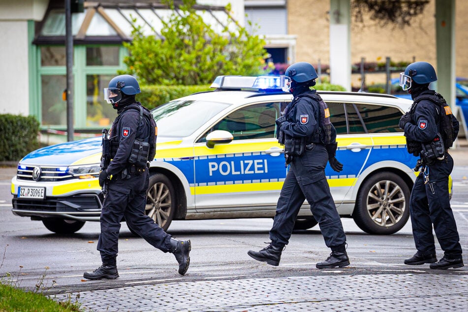 Die Bereiche um die Schulen herum wurden abgesperrt.