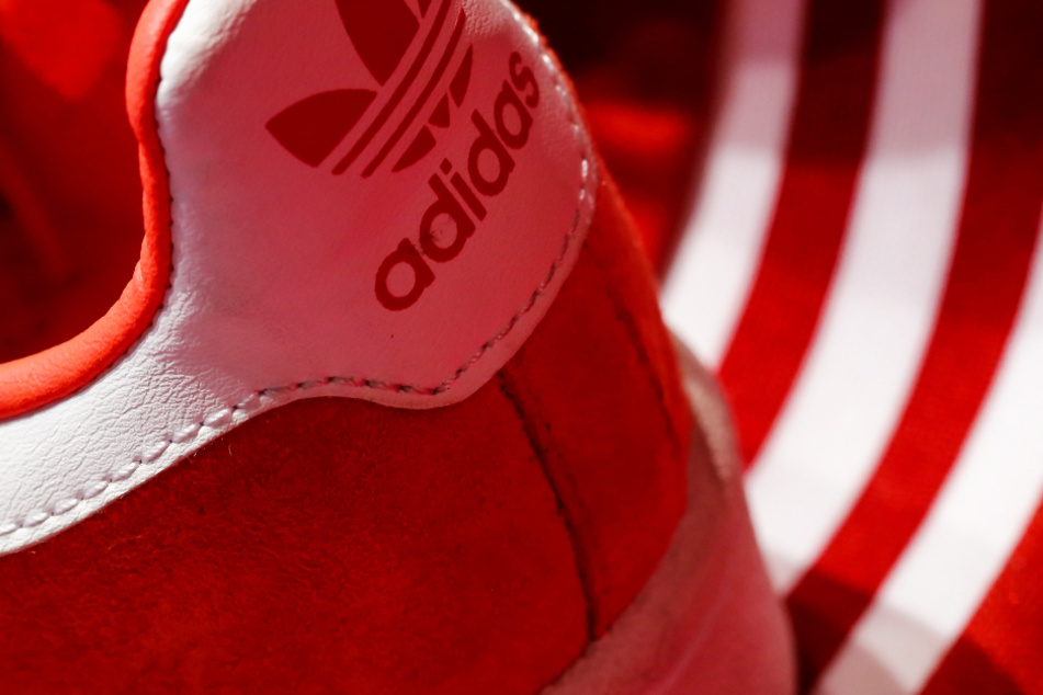 Adidas erhält wegen der Folgen der Corona-Pandemie einen Milliardenkredit von der staatlichen Förderbank KfW. (Symbolbild)