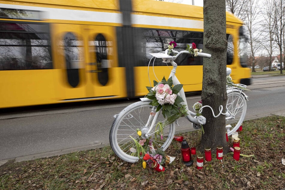 Wochenlang diente ein weißes Fahrrad als Gedenkstätte und Mahnmal für die Verstorbene.