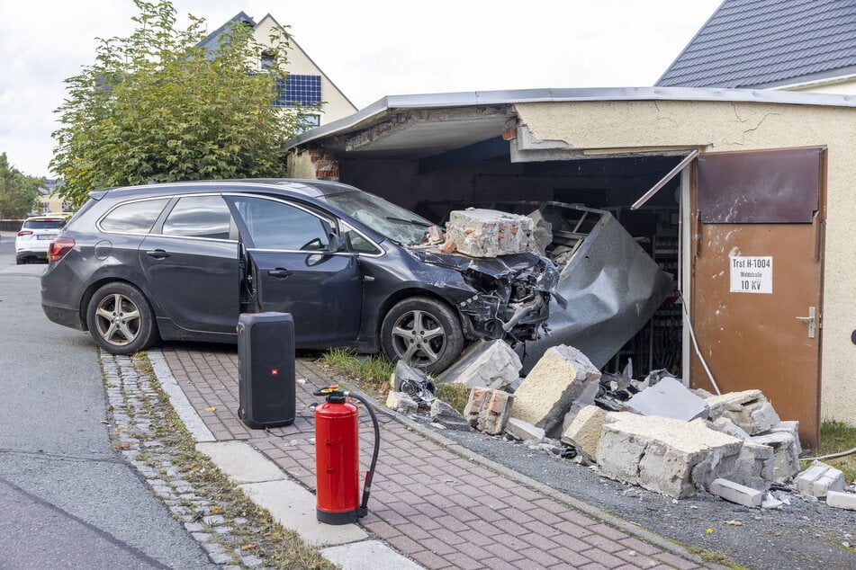 Am Mittwochnachmittag kam ein Opel von der Straße ab und krachte in ein Trafohaus.