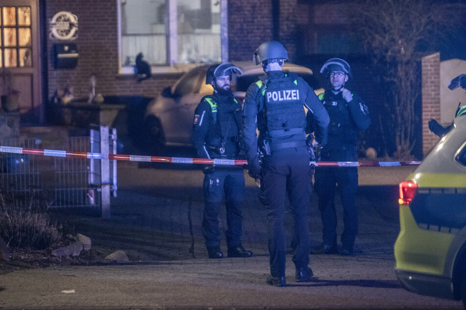Seit dem frühen Morgen sind Einsatzkräfte der Polizei an einem Haus in Westervesede (Gemeinde Scheeßel) im Einsatz.