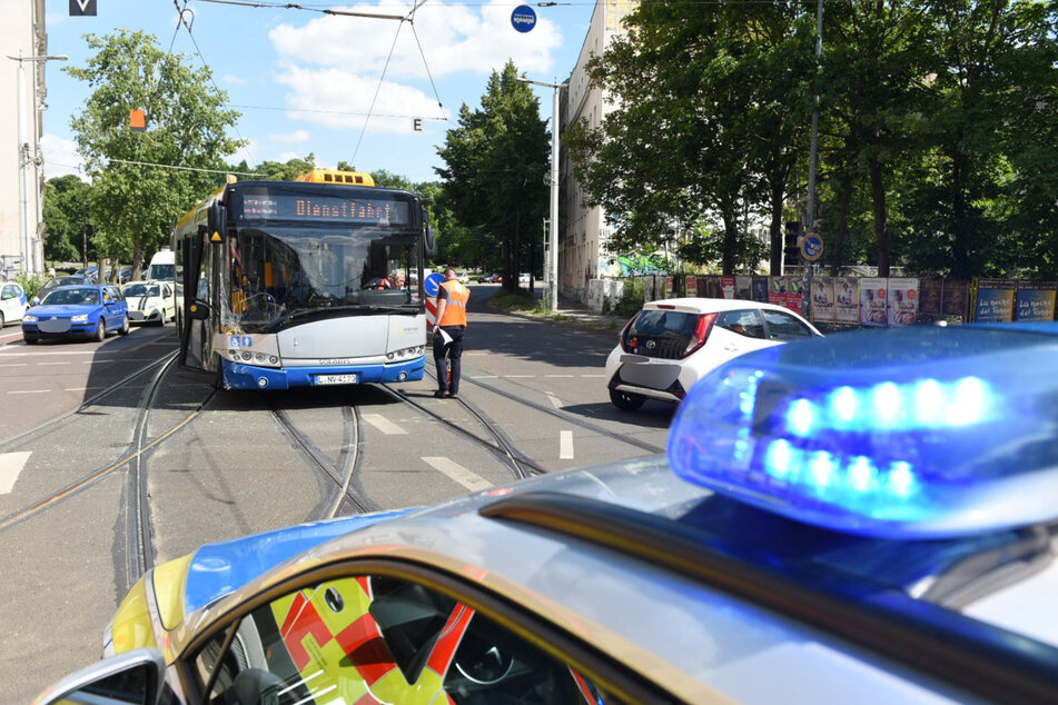 Unfall im Leipziger Osten: Auto kollidiert mit Linienbus, Kind wird verletzt