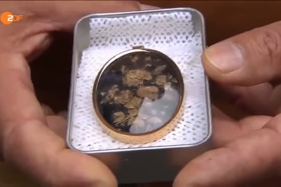 Die Brosche wurde zwischen 1830 und 1840 angefertigt und stammt somit aus der Biedermeier-Zeit.
