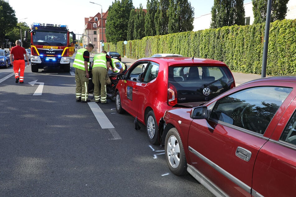 Der weinrote Opel Astra krachte aus bislang nicht geklärter Ursache auf den VW Up.