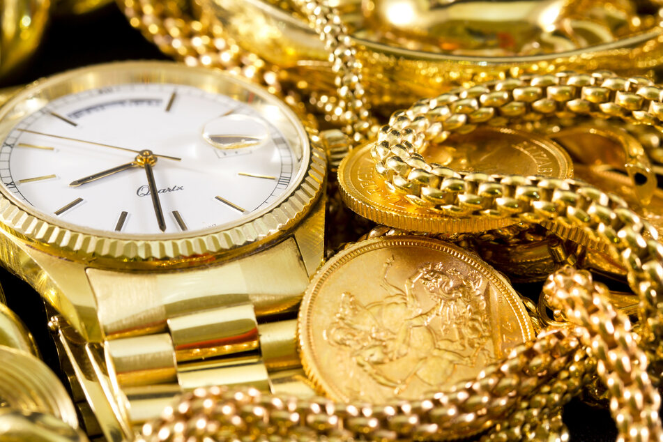 Die Betrüger nahmen Gold im Wert von mehr als 10.000 Euro an sich. (Symbolbild)