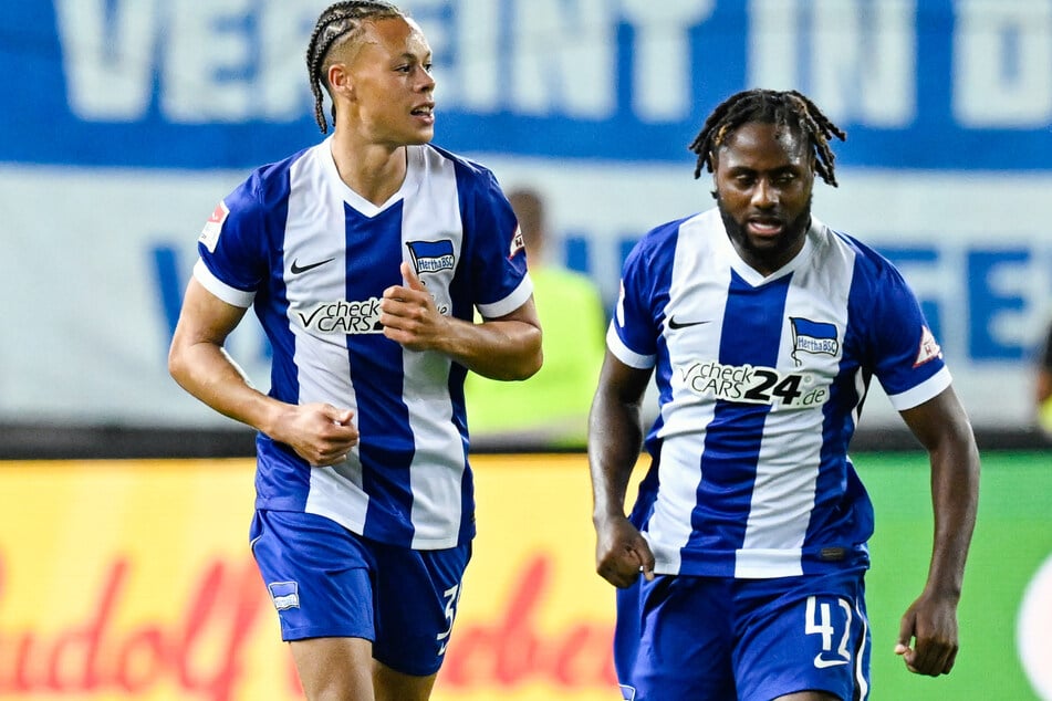 Herthas Derry Scherhant (21, l) und Teamkollege Deyovaisio Zeefuik (26) bekommen gleich zwei neue Ausweichtrikots.