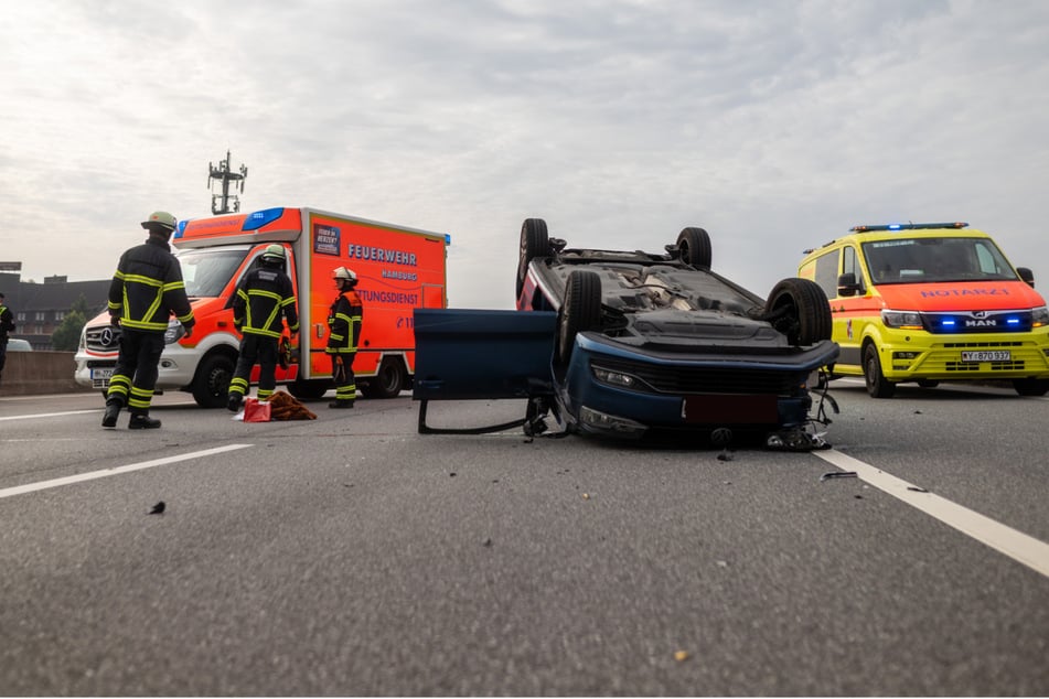 Der VW Polo liegt nach dem Unfall auf dem Dach.