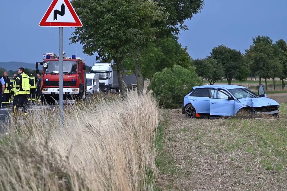 Der Hyundai fuhr mit voller Wucht gegen einen Baum. Polizei, Feuerwehr und Rettungssanitäter waren im Einsatz.