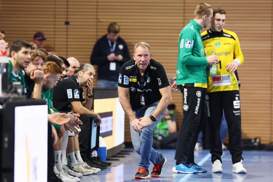 Auch das Duell der Torhüter konnte Lemgo am Mittwochabend mit insgesamt 12 Paraden für sich entscheiden - Leipzigs Tomas Mrkva (2.v.r.) und Domenico Ebner (r.) kamen gemeinsam lediglich auf die Hälfte (6).