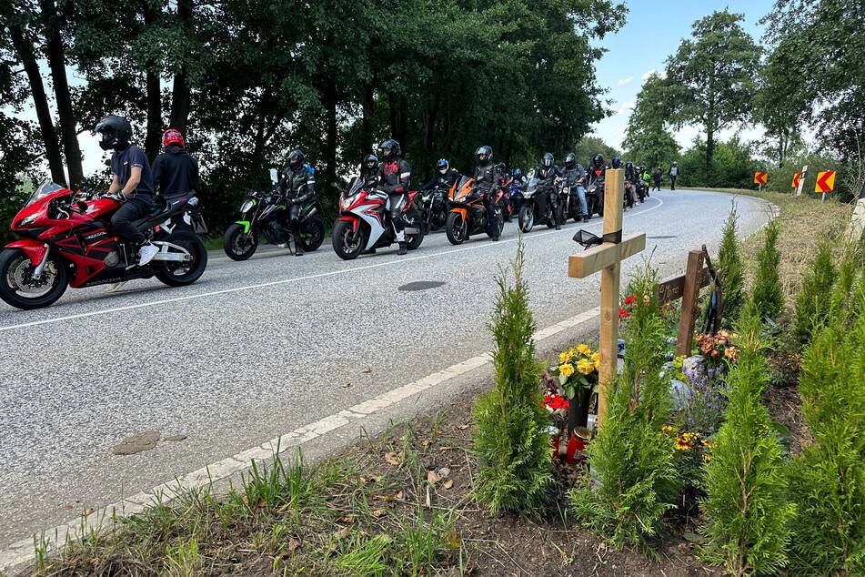 Rund Hundert Biker und Bikerinnen versammelten sich am Samstag am Unglücksort.