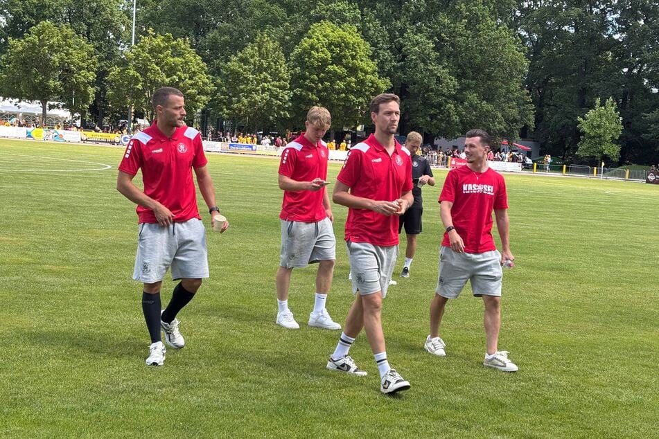 Ex-Dynamo-Kapitän Tim Knipping (M.) spielt jetzt für Hessen Kassel und ist in Großenhain ein gefragter Mann.