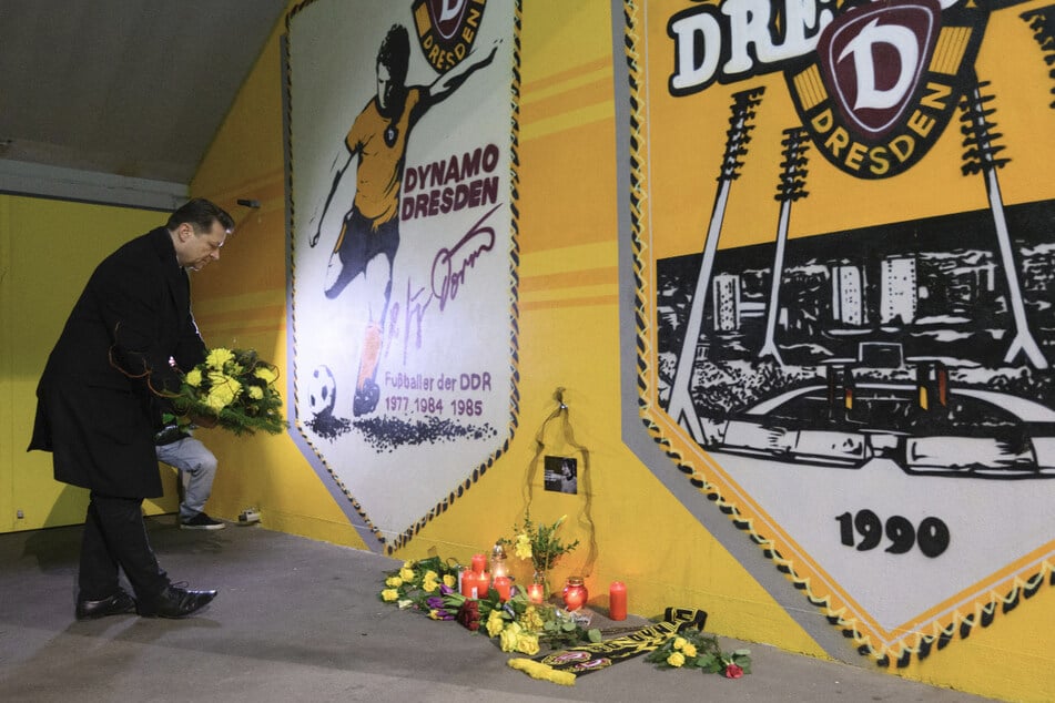 Dynamo-Präsident Holger Scholze legt am Gedenkort Blumen für den verstorbenen "Dixie" Dörner nieder.