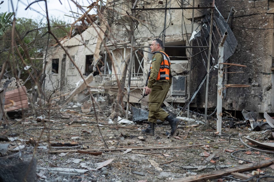 Ein Mitglied des israelischen Katastrophenschutzes inspiziert einen Ort in Rinatya, an dem ein Gebäude durch einen Raketeneinschlag der Hisbollah aus dem Libanon getroffen wurde.