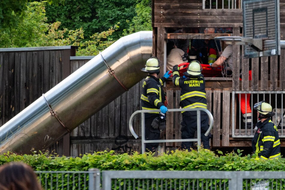 Mit einer Rettungsplattform konnten die Feuerwehrleute das verletzte Kind vorsichtig aus dem Spielgerüst befreien.