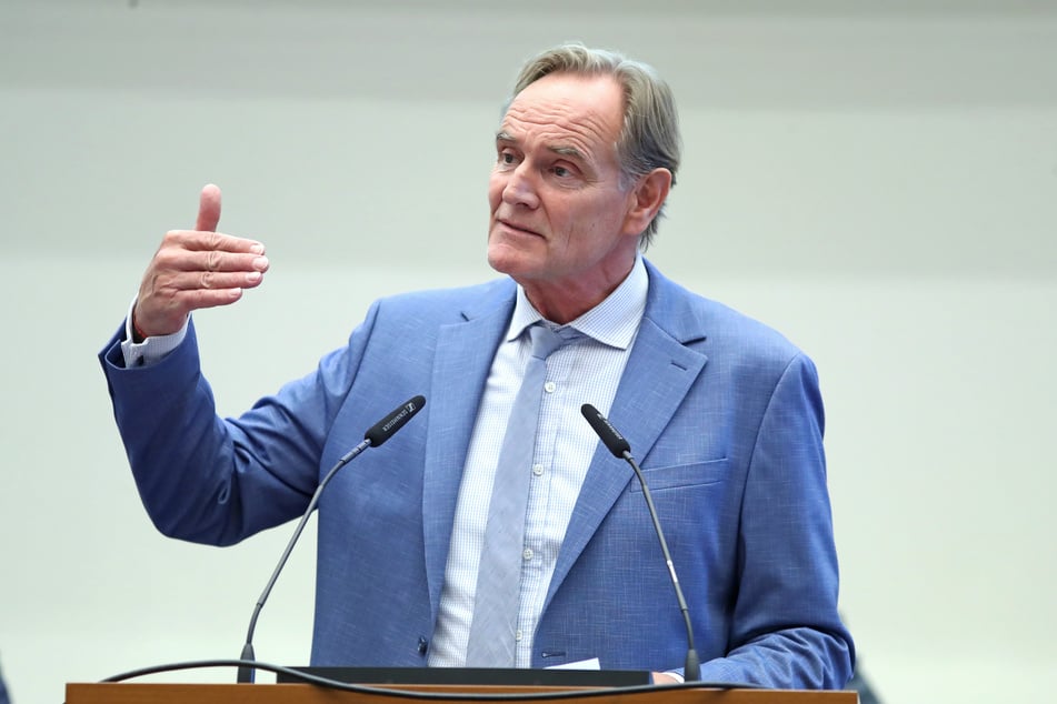 Leipzigs OB Burkhard Jung (68, SPD) äußerte sich bei der Ratsversammlung am Mittwoch erstmals zu möglichen Ansiedlungsplänen des Rüstungsunternehmens Covenant Industries.