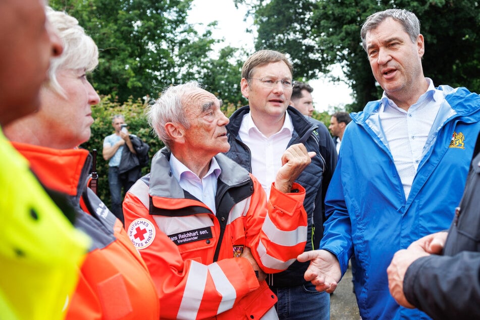 Ministerpräsident Markus Söder (57, CSU, r.) hat sich an einer überfluteten Straße nahe der Donaubrücke in Günzburg selbst ein Bild der Lage gemacht.