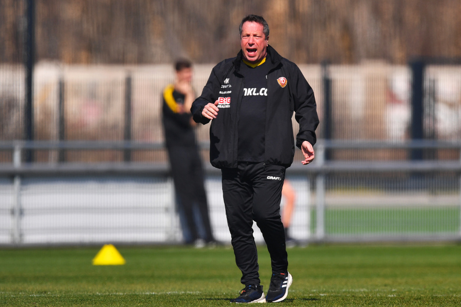 Dynamo-Coach Markus Kauczinski (51) fordert, dass sein Team nichts aus der Hand gibt: "Damit muss jetzt Schluss sein."