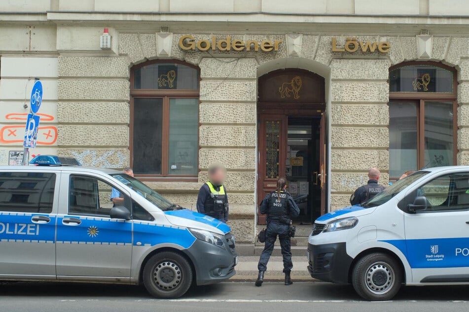 Polizisten stehen bei einer Drogen-Razzia vor dem Leipziger Lokal "Goldener Löwe". Nach einem größeren Drogenfund hier wird gegen Bilal A. nun auch wegen des Verdachts des Drogenhandels ermittelt.