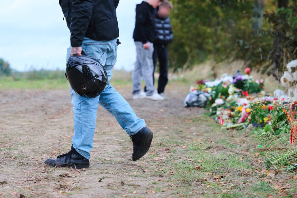 Viele Motorrad- und Mopedfahrer haben den Verstorbenen an der Unfallstelle die letzte Ehre erwiesen - die vier Teenager waren große Fans der Kult-Marke Simson.