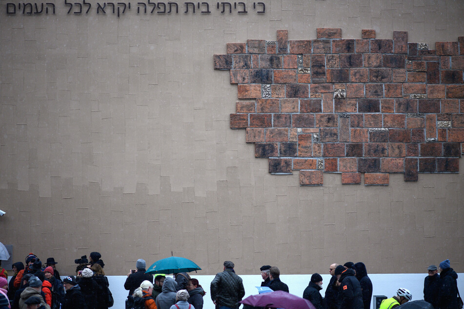 Eröffnet wird die Neue Synagoge an diesem Sonntag, den 10. Dezember. Bereits am heutigen Freitag sammelten sich Interessierte vor dem Gotteshaus.