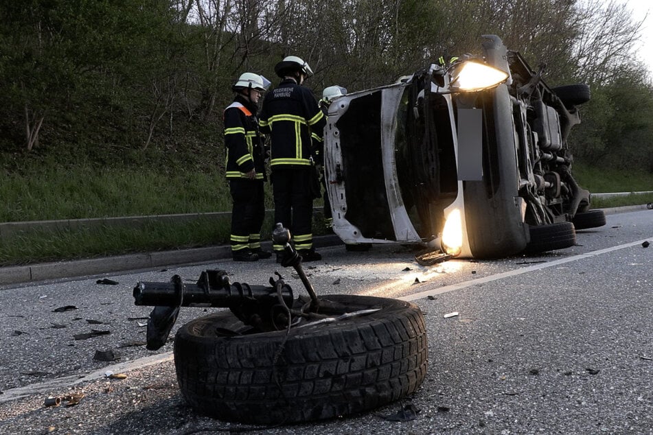 Bei einem Unfall in Hamburg-Finkenwerder ist ein Transporter am Mittwochmorgen auf der Seite liegen geblieben.