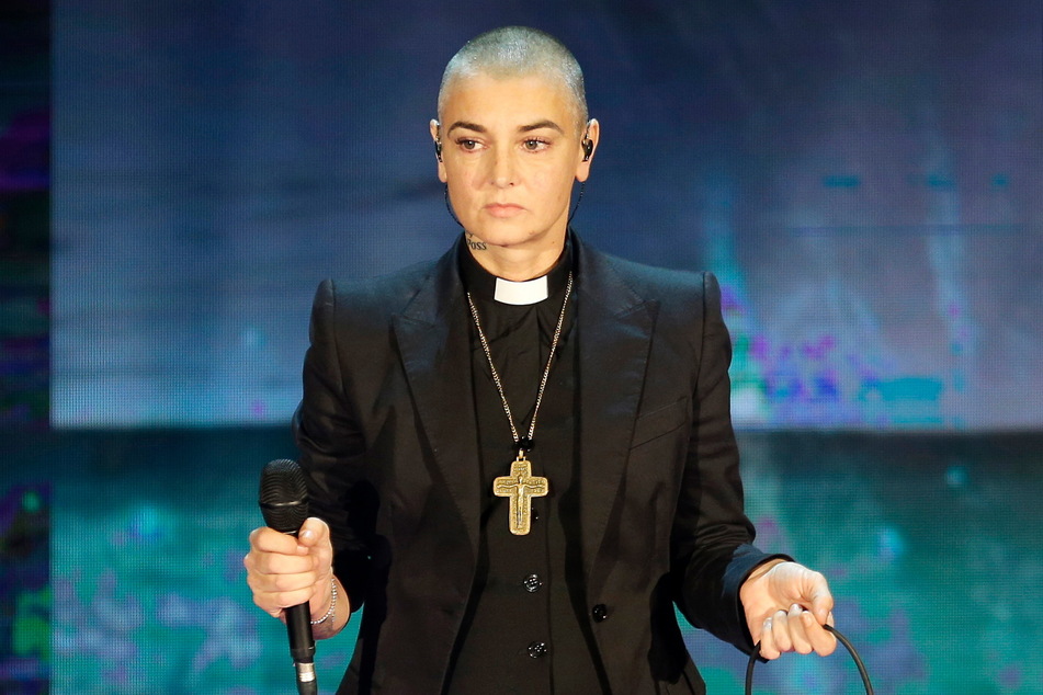 Sinéad O'Connor (†56) übte mit provokanten Auftritten wie diesem Kritik an der katholischen Kirche.