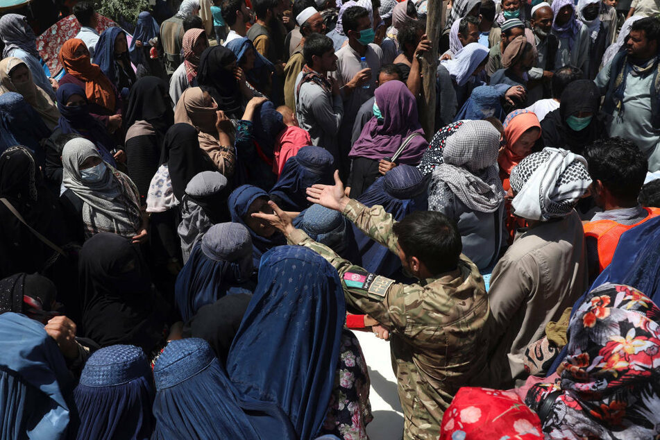 Während der Machtübernahme der Taliban in Afghanistan wurden viele Menschen aus ihrer Heimat vertrieben. Aufgrund des Konflikts rechnet der DRK-Suchdienst mit einer erhöhten Anfrage aus der Region.