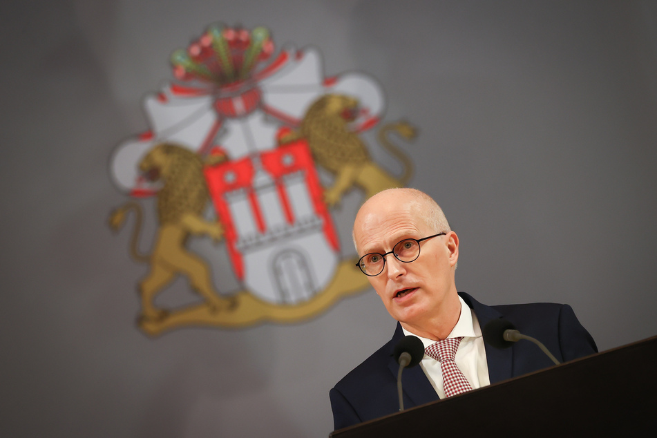 Peter Tschentscher (54, SPD), Erster Bürgermeister in Hamburg, spricht bei seiner Regierungserklärung während einer Sitzung der Hamburgischen Bürgerschaft im Großen Festsaal im Rathaus.