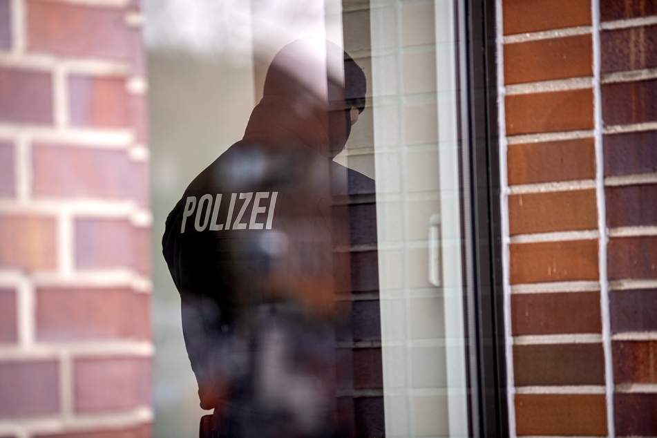 Polizisten durchsuchten die Wohnung des Mannes. (Symbolbild)