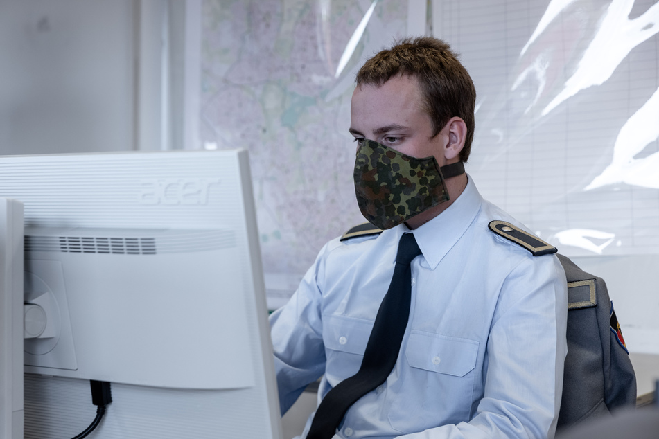 Ein Soldat der Bundeswehr hilft im Gesundheitsamt Hamburg-Eimsbüttel bei der Kontaktaufnahme zu Kontaktpersonen von gemeldeten Infizierten.