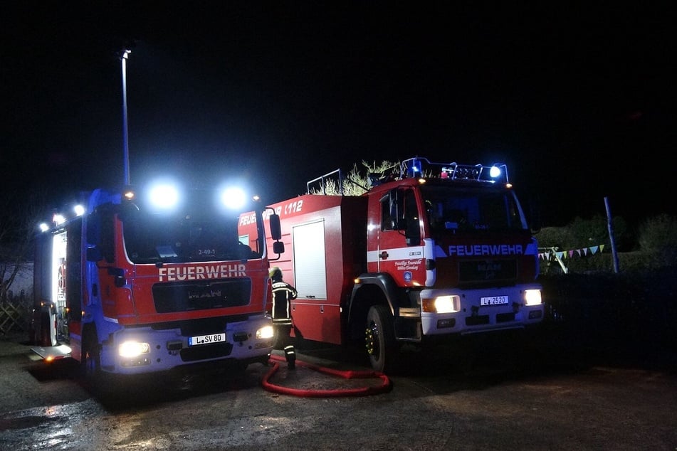 Aufgrund der schlechten Wasserversorgung vor Ort mussten weitere Löschfahrzeuge alarmiert werden.