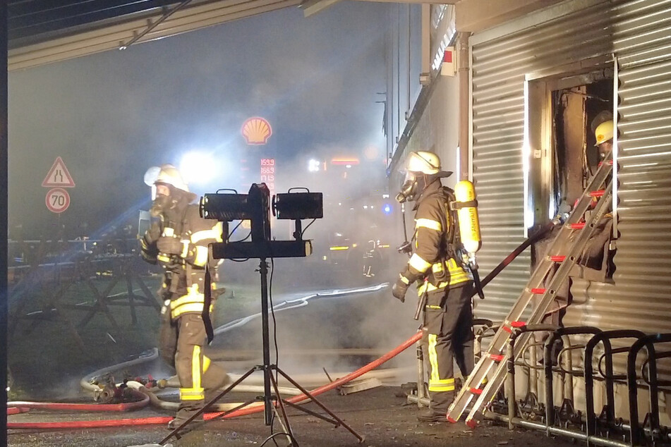 Die Werkstatt eines Fahrradhändlers in Michelstadt brannte am Freitagabend komplett aus.